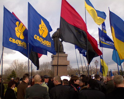 На фото: Участники митинга 09.03.2009 у памятника Т.Г. Шевченко в Севастополе. Синие флаги слева – партии «Свобода», красно-черный флаг – Украинской повстанческой армии, справа – сине-жёлтые государственные флаги Украины и длинные синие флаги партии «Единый центр».