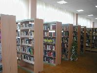 книжные стеллажи в библиотеке