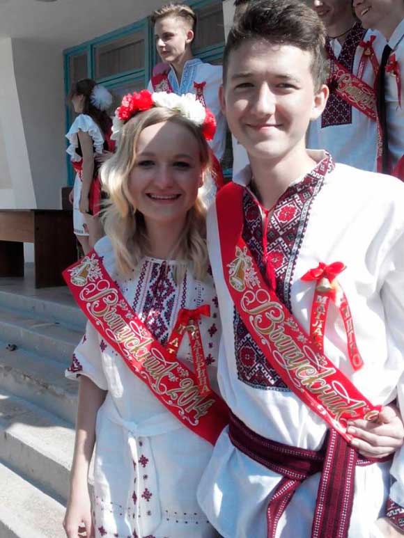 севастопольские выпускники в вышиванках