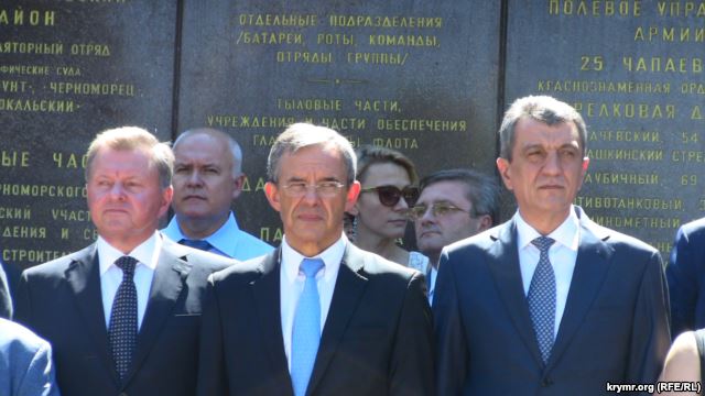 Белавенцев, Меняйло и члены французской делегации у Вечного огня на пл. Нахимова