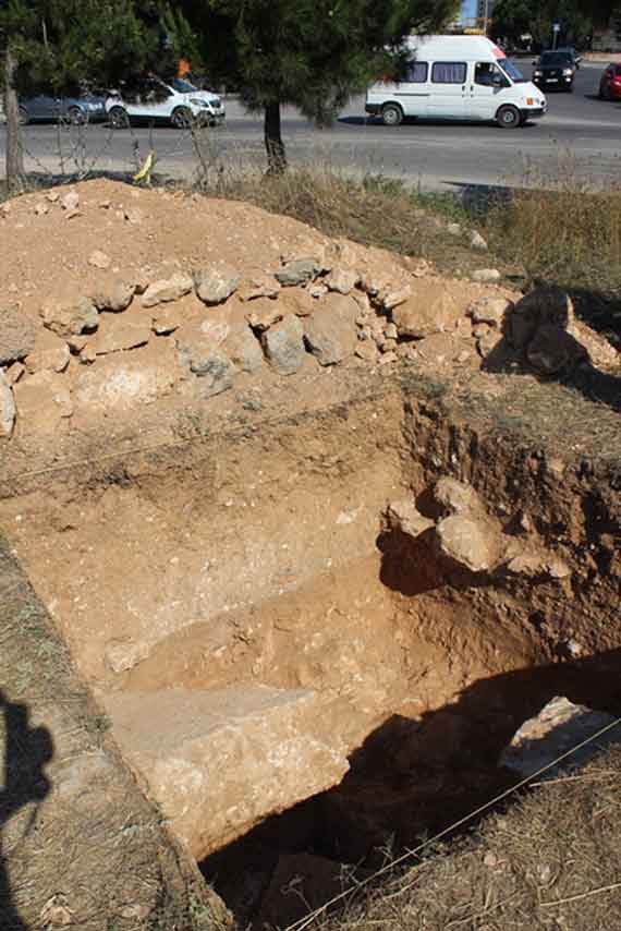 Сотрудники Херсонесского заповедника обнаружили остатки древней постройки. Это случилось во время археологической разведки у перекрестка Камышовского и Фиолентовского шоссе. Камышовское шоссе планируют расширять, и обязательная, почти рутинная проверка археологами перед застройкой привела к интересной находке.