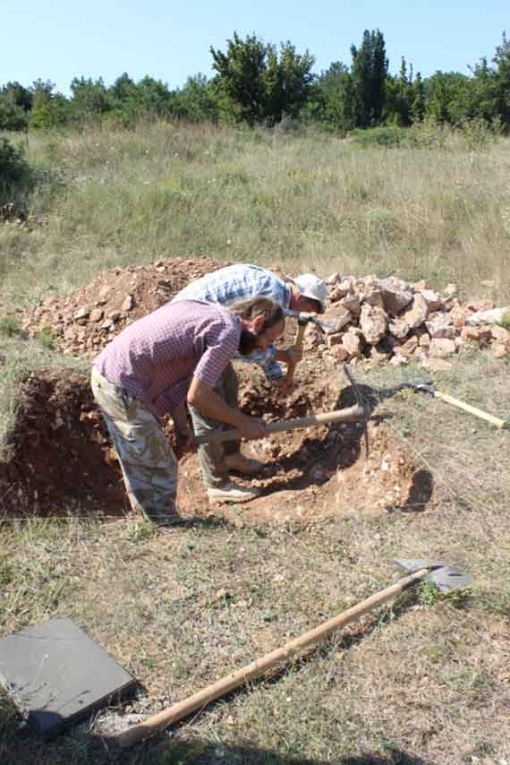 археологи ведут раскопки в Севастополе