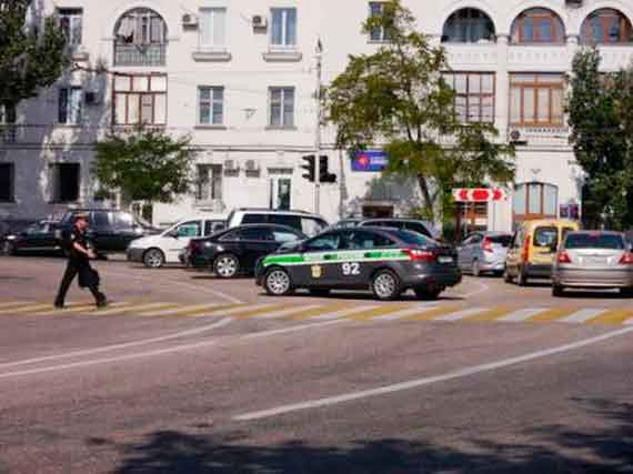 Сотрудник Федеральной службы судебных приставов припарковал автомобиль на пл. Суворова, нарушив сразу две статьи КОАП РФ