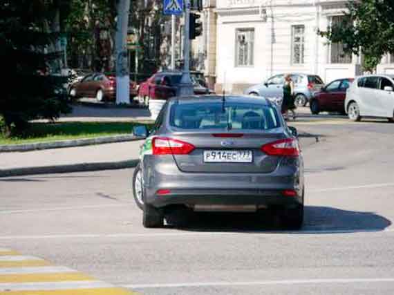 Сотрудник Федеральной службы судебных приставов припарковал автомобиль на пл. Суворова, нарушив сразу две статьи КОАП РФ