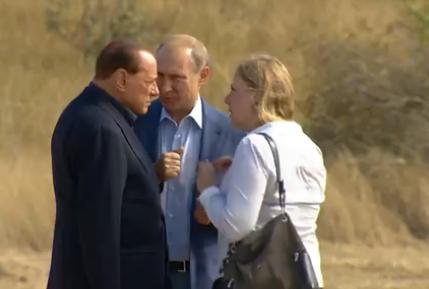 Президент России Владимир Путин в ходе встречи с экс-премьером Италии Сильвио Берлускони в Крыму 