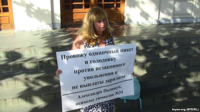 В Севастополе в понедельник 28 сентября, во время одиночного пикета у здания приемной президента России местная учительница, психолог, кандидат на должность уполномоченного по правам человека в городе Севастополе Александра Полищук, объявила о начале бессрочной голодовки.