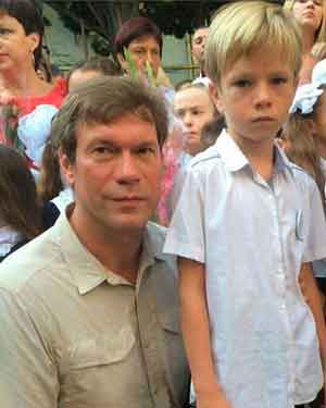 Олег Царёв с младшим сыном Георгием на школьной линейке в Крыму