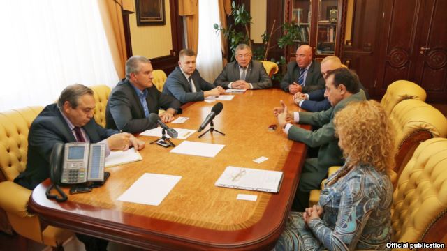 Глава российской власти Крыма Сергей Аксенов встретился с представителями израильской компании «Telecom and Technology Transfer Ltd» («T&TT»), которые предложили проекты по нескольким направлениям: в агропромышленном комплексе, энергетической и нефтегазовой сфере.