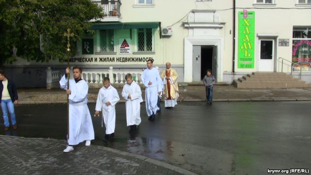 Прихожане римско-католической церкви Севастополя провели богослужение у стен костела рядом с площадью Ушакова. На мессе в честь Пресвятой Девы Марии, проводимой у главного входа в здание костела, собралось около ста человек. Общиной, специально для проведения события, были оборудованы алтарь и лавочки