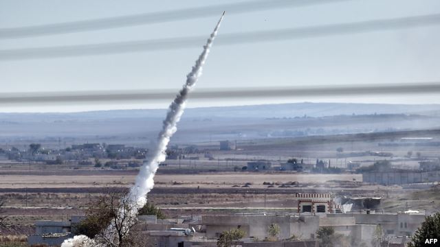 Две ракеты попали в российское посольство в столице Сирии Дамаске в то время, как сторонники правительства собрались у здания, чтобы поблагодарить Москву за авиаудары в Сирии.