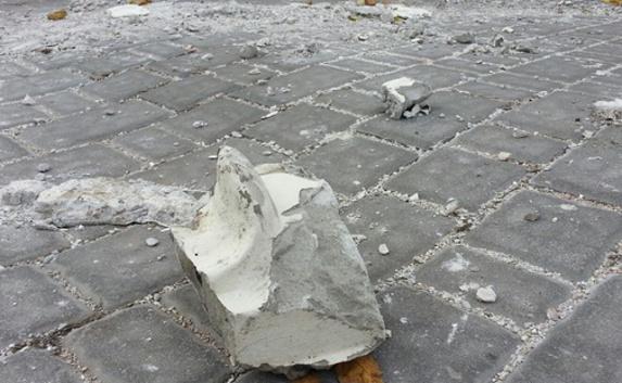Лепнина карниза Матросского клуба в Севастополе отваливается и падает вниз