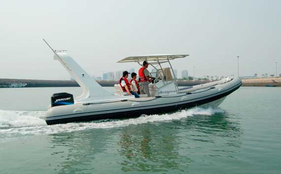 быстроходный катер типа RIB (Rigid Inflatable Boat — жесткая надувная лодка) с открытой рубкой и подвесным двигателем