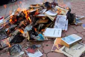 В Крыму в бывшем турецком лицее сожгли книги на турецком языке, а учителей турецкого языка заставили уволиться.