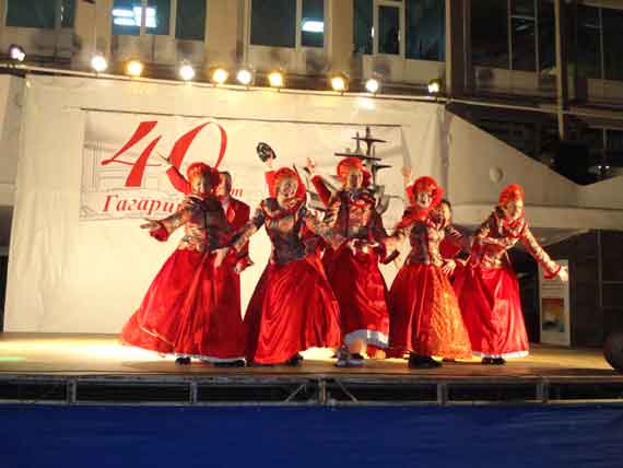 Праздничные мероприятия, посвященные 40-летию самого молодого и перспективного района города, продолжились в субботу, 14 ноября, ярмаркой товаров народного потребления и изделий умельцев народно-декоративного творчества.