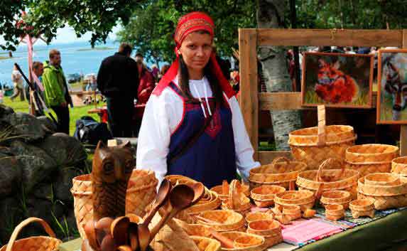 На площади Нахимова открылась ярмарка народных промыслов