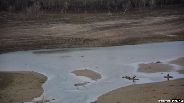 В Крыму Белогорское водохранилище настолько сильно обмелело, что верховья водоема полностью высохли. Там, где летом были многометровые толщи воды, теперь обнажилось дно и четко видно русло реки Карасу, питающей водохранилище.