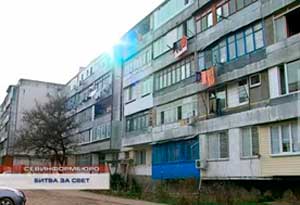 С 24 ноября дом по неизвестным причинам остался абсолютно без электроэнергии. Пять дней жильцы безуспешно обращались в различные службы, на шестой позвонили в нашу редакцию. Со скрипом, но дело о пропавшем свете сдвинулось с места.