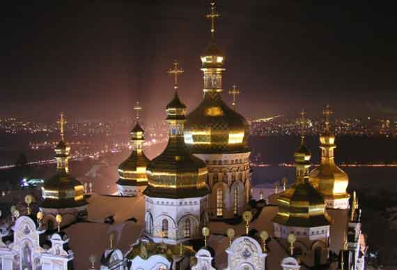 Киево-Печерская лавра - один из первых по времени основания монастырей в Древнерусском государстве. Основан в 1051 году при Ярославе Мудром монахом Антонием, родом из Любеча и его учеником Феодосием. Князь Святослав II Ярославич подарил монастырю плато над пещерами, где позже выросли прекрасные каменные храмы, украшенные живописью, кельи, крепостные башни и другие строения. С монастырём связаны имена летописца Нестора (автора «Повести временных лет»), художника Алипия.
