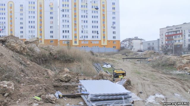 В Севастополе, жители нескольких домов Ленинского района города по ул. Хрусталева намерены добиваться отмены строительства жилого дома для сотрудников российского ФСБ на месте единственного вблизи «зеленого» участка, где размещена детская площадка.