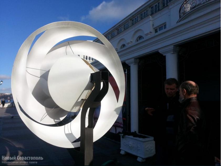 В Севастополе на Приморском бульваре, на берегу Севастопольской бухты, местные инженеры продемонстрировали всем желающим возможности, как они утверждают, уникального, эффективного и доступного для населения (в случае серийного производства) ветрогенератора.
