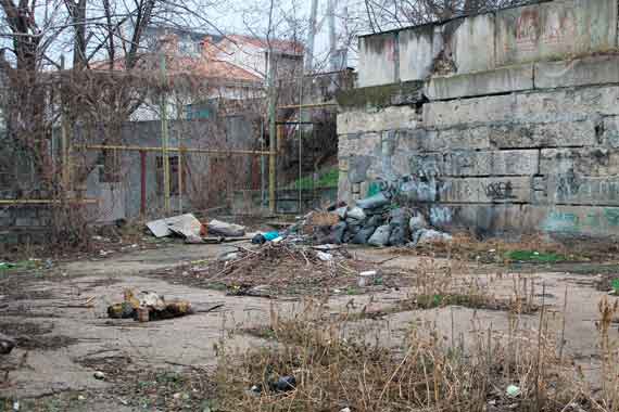 Начнем со спортплощадки на Новороссийской, 44. Вроде бы, самый центр города, но то, что мы видим во дворе, скорее напоминает свалку