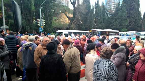 Около 100 сочинских пенсионеров собрались в центре города и перекрыли улицу Горького — одну из центральных магистралей. 