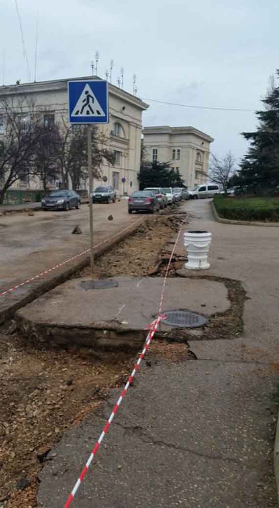 В районе Синопской лестницы, где тротуар явно задумывался как часть архитектурного комплекса, по наблюдениям Комелова, ширина тротуара сократилась с 2,5 метра до 1,2 метра.