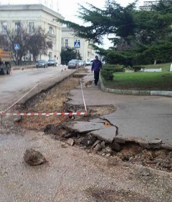 В районе Синопской лестницы, где тротуар явно задумывался как часть архитектурного комплекса, по наблюдениям Комелова, ширина тротуара сократилась с 2,5 метра до 1,2 метра.