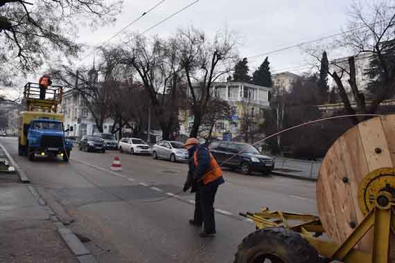 В Севастополе полным ходом идет замена провода по ул.Ленина и далее по всему центральному кольцу. Будет заменена контактная линия на проспекте генерала Острякова, на улицах Героев Севастополя, Будищева, Горпищенко.