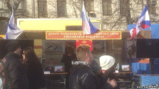 На площади также была выставлена российская военная техника, оборудованы пункты вербовки потенциальных военных по контракту. Акция «Служба по контракту в вооруженных силах России – твой выбор» стала традиционной и проводится параллельно с большинством праздничных мероприятий в городе.