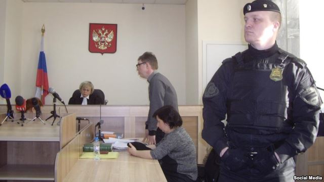 Екатерина Вологженинова (в центре) в суде, Екатеринбург, февраль 2016