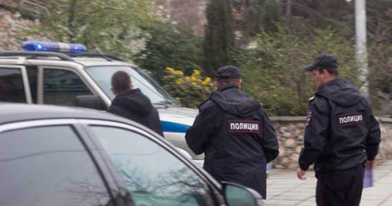 Нарушители были остановлены на улице Большой Морской у кинотеатра «Победа». Задержанные молодые люди оказались учащимися старших классов одной из севастопольских гимназий. Они признались полицейским, что печатную продукцию им предложили разносить по городу за деньги — в районе остановки Матроса Кошки к ним подошел худощавый человек среднего роста лет 30-35 в темных очках и предложил подзаработать.