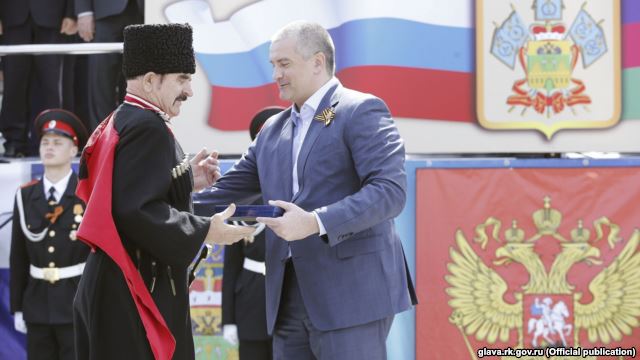 «Казачество всегда выполняло задачи по охране российского государства, и в 2014 году в мирное время вы это доказали. Тысячи казаков под руководством Николая Долуды прибыли в Крым и оказали нам неоценимую помощь», – заявил на мероприятии глава Крыма Сергей Аксенов и вручил казакам отличительные знаки – именные часы.