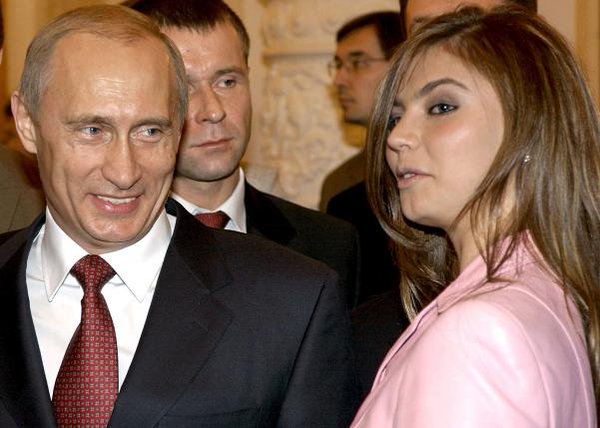 Согласно расследованию, петербургский предприниматель Григорий Баевский передал дорогую недвижимость четырем женщинам: младшей дочери Путина Екатерине Тихоновой, двум близким родственницам бывшей гимнастки Алины Кабаевой, которую российские СМИ называли «девушкой Путина», хотя информации, которая это точно бы подтверждала, нет, а также студентке Алисе Харчевой, которая в 2012 году снялась для календаря, выпущенного ко дню рождения российского президента