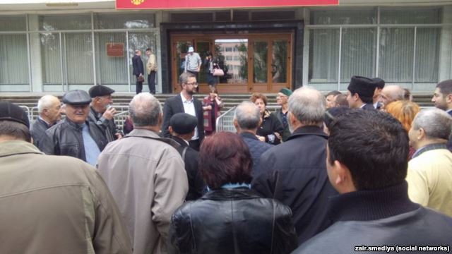У здания Верховного суда Крыма