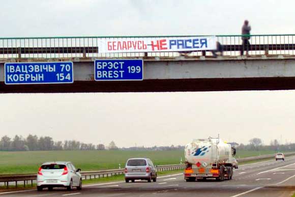 Члены скандально известного российского мотоклуба "Ночные волки" по-прежнему не оставляют попыток накануне 9 мая прорваться в Европу через белорусскую территорию. На этот раз они также решили проехать по трассе Е30 со своим мотопробегом "На Берлин!". Как и год назад, белорусские активисты приготовили им несколько неприятных сюрпризов