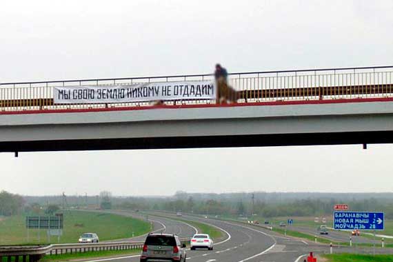 Члены скандально известного российского мотоклуба "Ночные волки" по-прежнему не оставляют попыток накануне 9 мая прорваться в Европу через белорусскую территорию. На этот раз они также решили проехать по трассе Е30 со своим мотопробегом "На Берлин!". Как и год назад, белорусские активисты приготовили им несколько неприятных сюрпризов