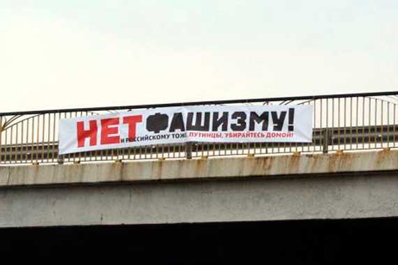 Члены скандально известного российского мотоклуба "Ночные волки" по-прежнему не оставляют попыток накануне 9 мая прорваться в Европу через белорусскую территорию. На этот раз они также решили проехать по трассе Е30 со своим мотопробегом "На Берлин!". Как и год назад, белорусские активисты приготовили им несколько неприятных сюрпризов