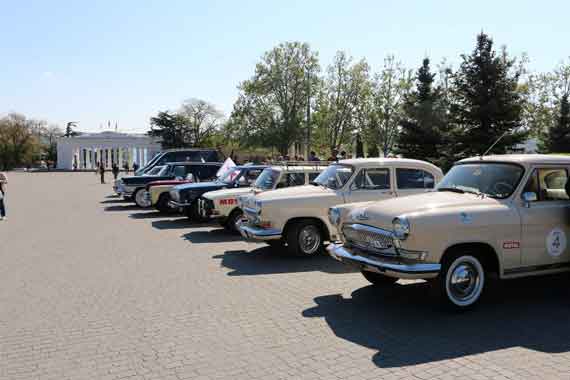 Московское автомобильное историческое общество «Горький классик» проводит в Севастополе и Крыму ралли, в котором принимают участие экипажи на оригинальных автомобилях СССР выпуска до 1985 года.