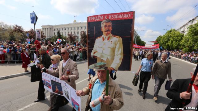 «Колбаса по 2.20», «водка по 3,62», «полки пустые, а холодильники полные» – формулы мечты о прошлом удивительно живучи. Представление о Советском Союзе – это некий микс из фильмов Гайдая и Рязанова