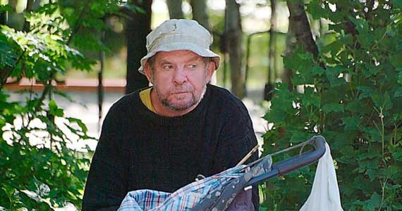 Днем 22 июня во дворе дома по ул. Пирогова, 6А появился мужчина в джинсовых шортах и цветастой рубахе. Перед собой он вез инвалидную коляску, в которой сидел пожилой человек — на вид около 65 лет. Подкатив коляску к газону, мужчина расстелил на нем кусок тряпки, выгрузил на нее инвалида, положил рядом костыли и спокойно ретировался.