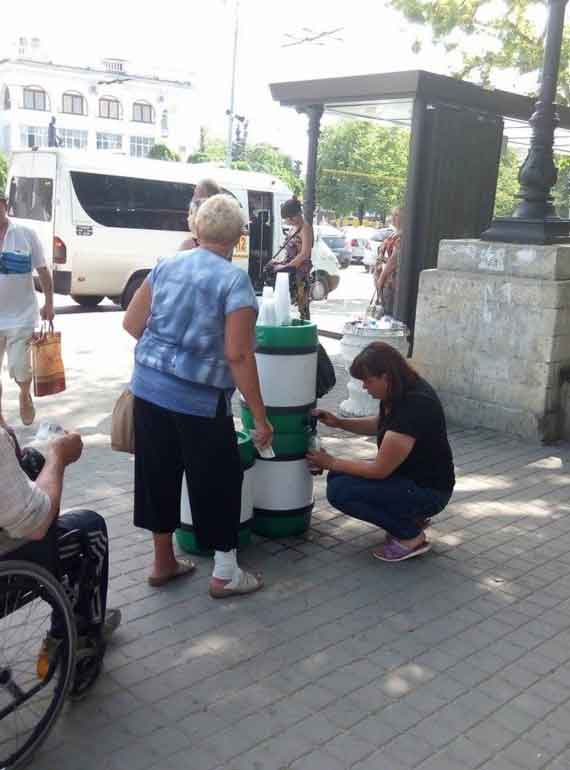 Сначала у входа на Приморский бульвар стояла бочка с квасом, а сейчас на её месте появилась другая «торговая точка». Напитком под названием «квас севастопольский» торгуют прямо с земли