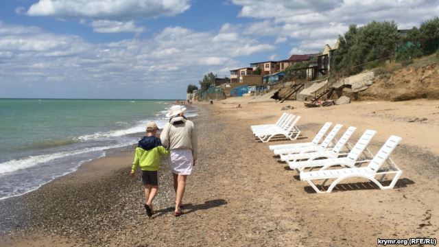 пустой пляж в Крыму