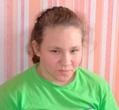 Екатерине на вид 13 -14 лет, рост 163-165 см, плотного телосложения, волосы русые до плеч собраны в хвост.
