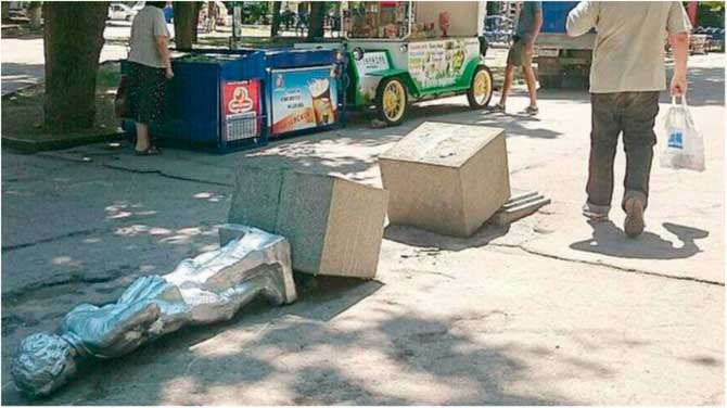 Неизвестные повалили монумент маленькому Володе Ульянову в детском парке Севастополя.