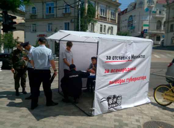 Полицейские опрашивали волонтеров, слушали их диалог с Тюниным и просто наблюдали, как люди продолжали подходить к палатке.