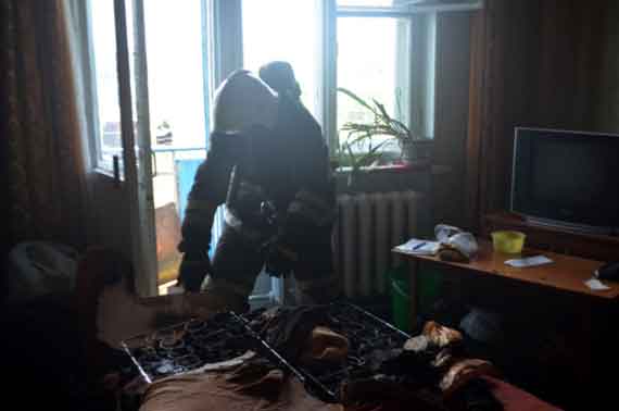 В 11.40 поступило сообщение о том, что из квартиры, расположенной на пятом этаже жилого дома по улице Рабочая идёт дым 