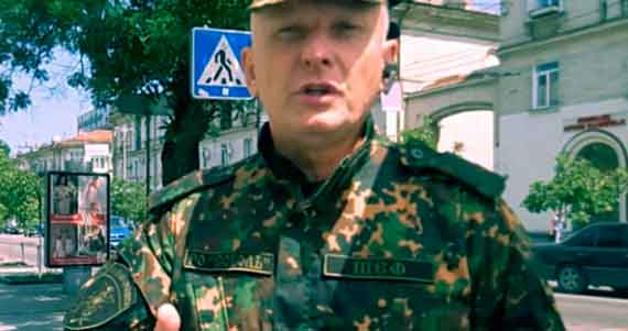 Владимир Тюнин в военной форме с шевронами «Соболь» и «Шеф» появился у палатки «за отставку Меняйло и всенародные выборы губернатора» в качестве чиновника правительства Севастополя.