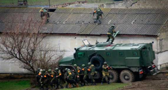 Жителям крымского села Синицино в Кировском районе запретили покидать свои дома – средь бела дня прямо в центре села устроили военные учения, написал сегодня в facebook журналист Айдер Муждабаев 