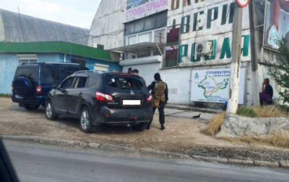 Разбитое стекло и руки за спиной в наручниках. Задержание неизвестного человека на кроссовере «Ниссан», предположительно, производила группа спецподразделения «Беркут» управления МВД по Севастополю. Инцидент произошел в пятницу 1 июля, примерно в 18 часов.